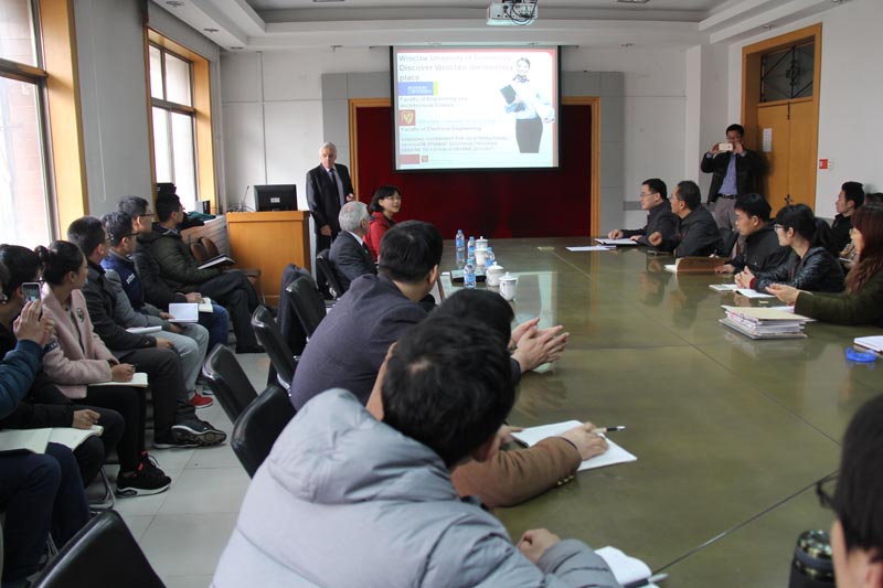 波兰Wroclaw理工大学B.Miedzinski教授为威尼斯人集团
师生做学术报告