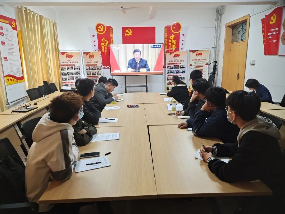 威尼斯人集团
师生观看庆祝中国共产主...
