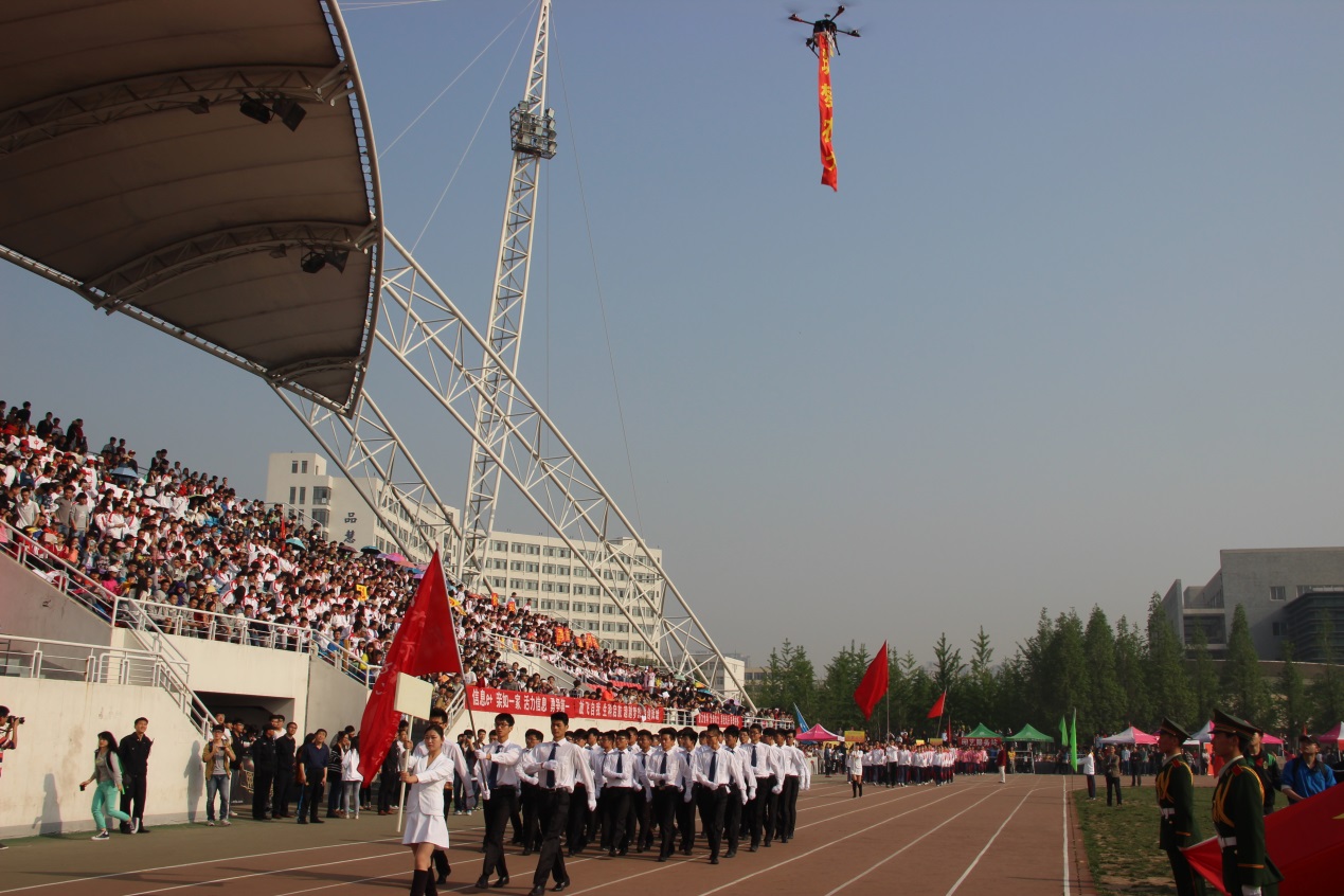 筑梦农大 威尼斯人集团
学生代表队入场精神焕发