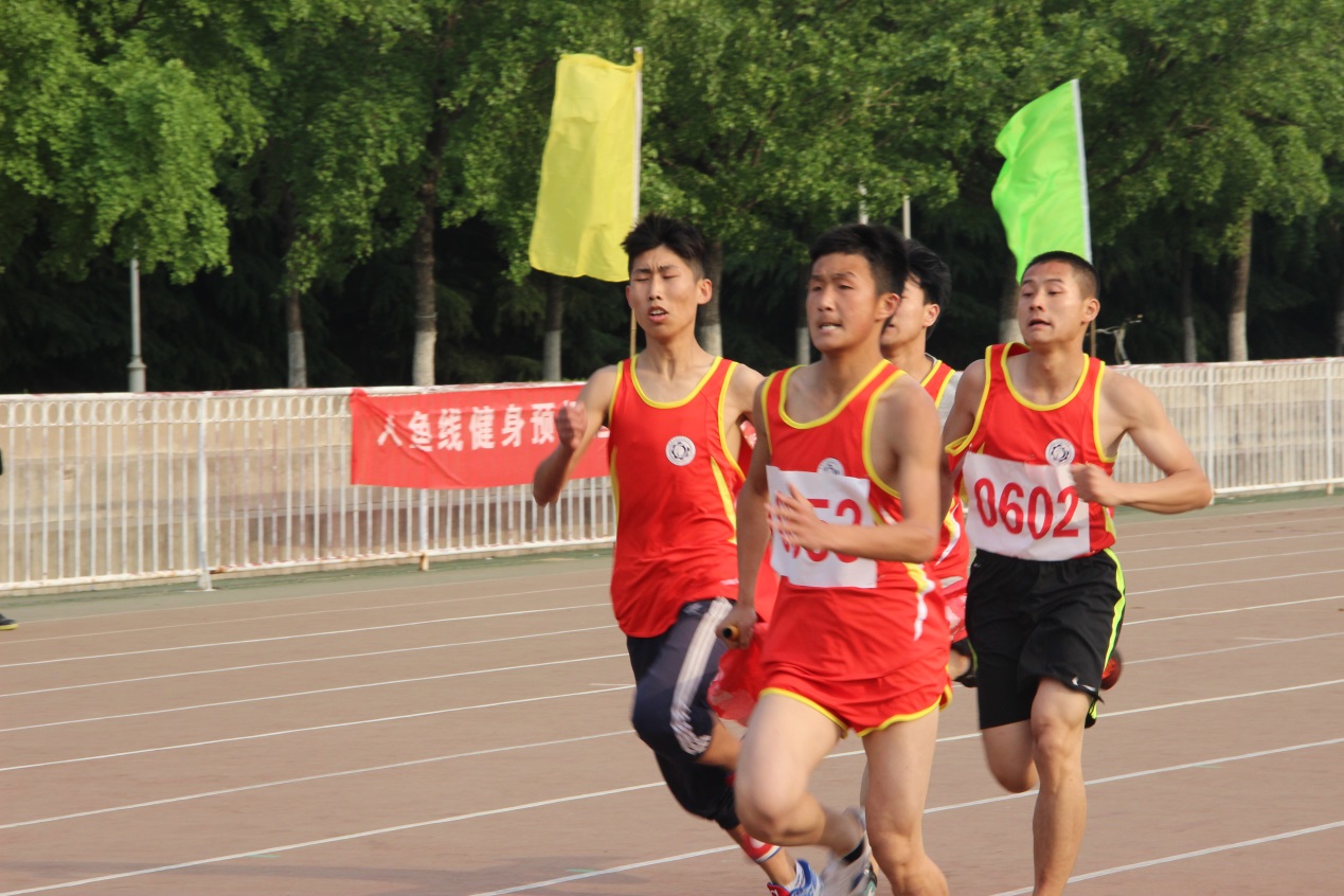 齐心协力 威尼斯人集团
学生运动员奋力拼搏